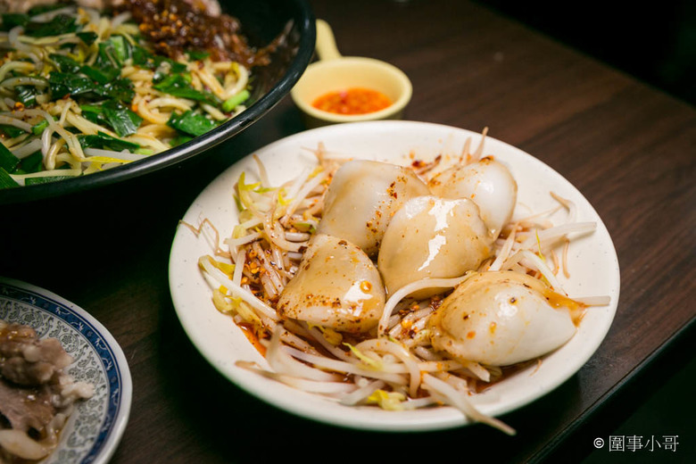 桃園大園美食-來喔來喔~客人"裡麵坐"喔~這家客家食堂的麵好吃又大碗!沒吃過的快來裡面坐啦。