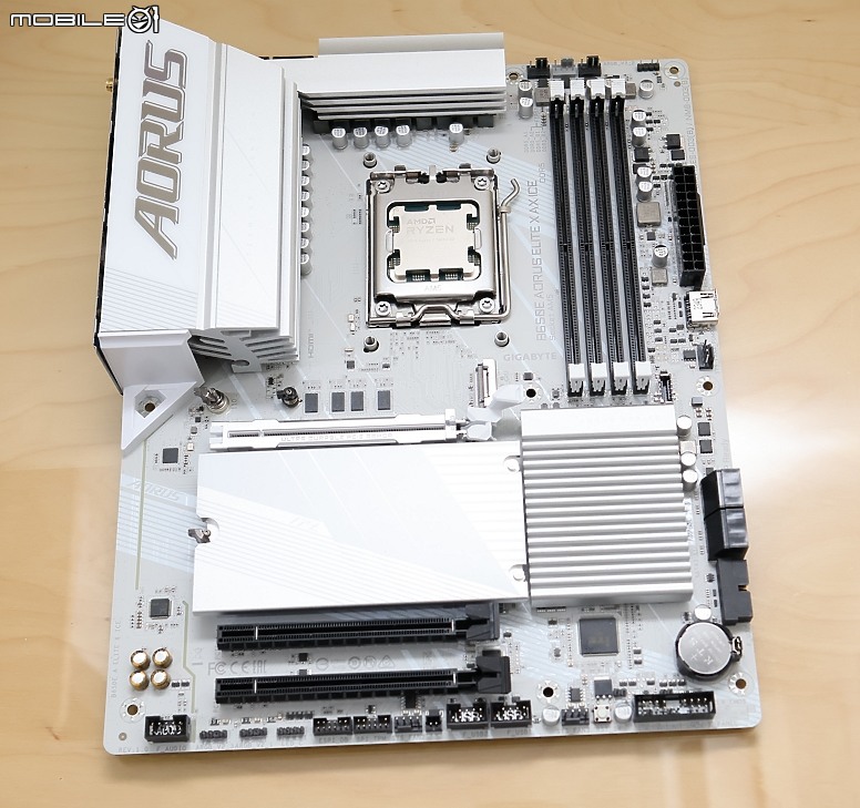 [GIGABYTE 技嘉] 開箱 AORUS 與 EAGLE 聯袂 ICE 白色主題機
