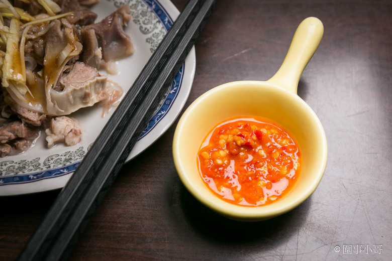桃園大園美食-來喔來喔~客人"裡麵坐"喔~這家客家食堂的麵好吃又大碗!沒吃過的快來裡面坐啦。