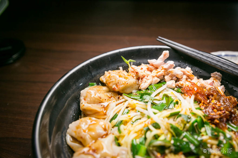 桃園大園美食-來喔來喔~客人"裡麵坐"喔~這家客家食堂的麵好吃又大碗!沒吃過的快來裡面坐啦。