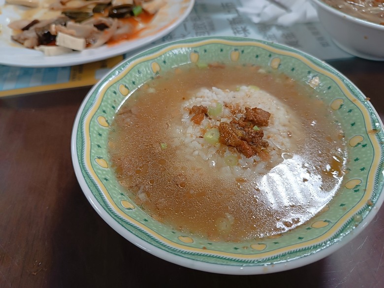新營鐵道文化園區、弎弌和茗園、阿桐鹽水意麵、鹽水庇護宮、八角樓、銀峰冰果室、修德拜亭廣場、王爺廟巷、永成戲院 — 2024清明連假之新營賞火車、日式老宅內品茗,月津港夜間散策