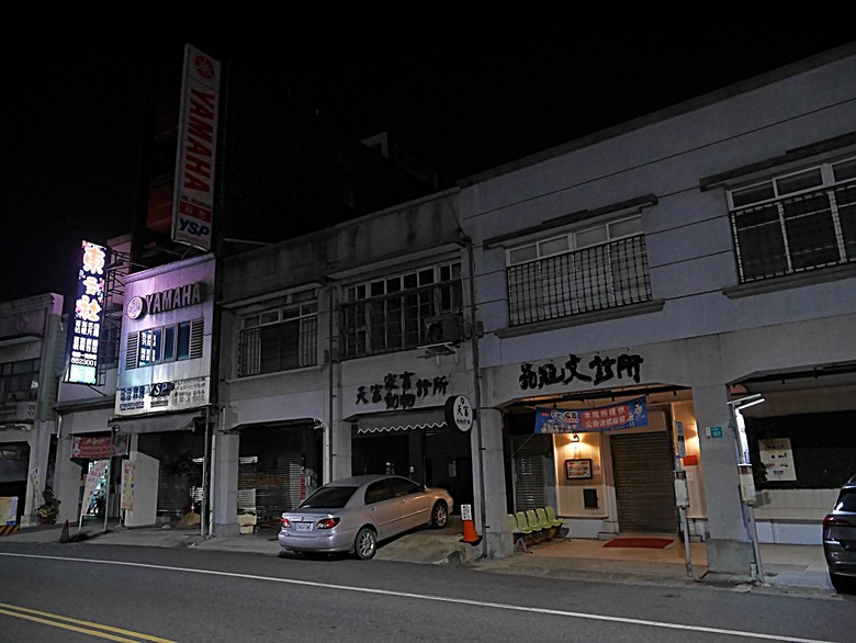 新營鐵道文化園區、弎弌和茗園、阿桐鹽水意麵、鹽水庇護宮、八角樓、銀峰冰果室、修德拜亭廣場、王爺廟巷、永成戲院 — 2024清明連假之新營賞火車、日式老宅內品茗,月津港夜間散策