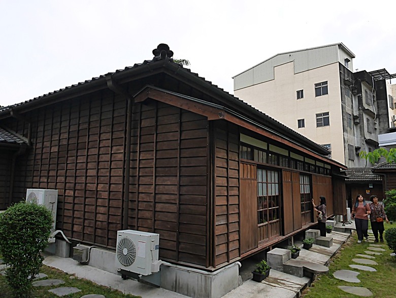 新營鐵道文化園區、弎弌和茗園、阿桐鹽水意麵、鹽水庇護宮、八角樓、銀峰冰果室、修德拜亭廣場、王爺廟巷、永成戲院 — 2024清明連假之新營賞火車、日式老宅內品茗,月津港夜間散策