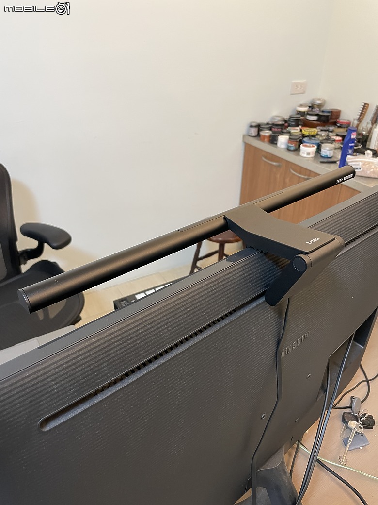 點我看大圖 BenQ ScreenBar Pro 螢幕掛燈 開箱分享