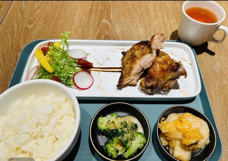 在沒有辦法出國去日本旅遊的情況下，是否願意待在台灣旅遊有關的日本文化的日式景點、飲食等？