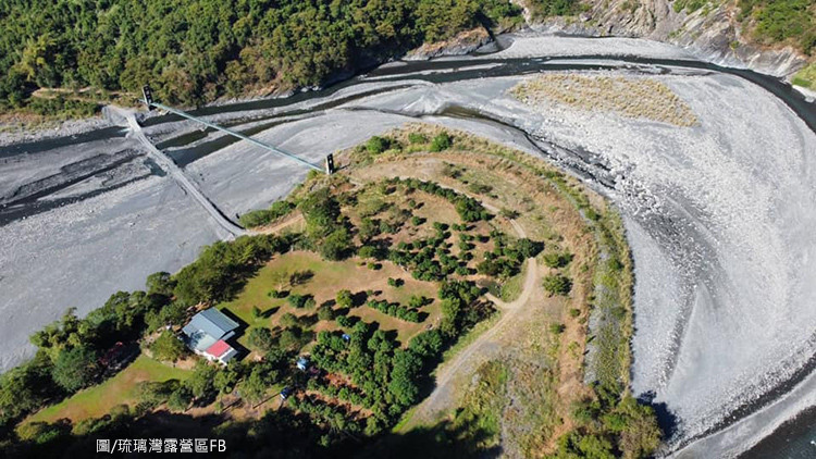 河谷群山環繞的孤島露營地，深山原始風貌