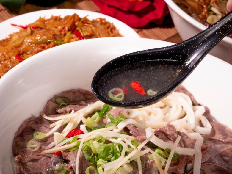 清水必吃人氣麵館！清燉牛肉麵、鮮蝦抄手頂級美味無法擋！
