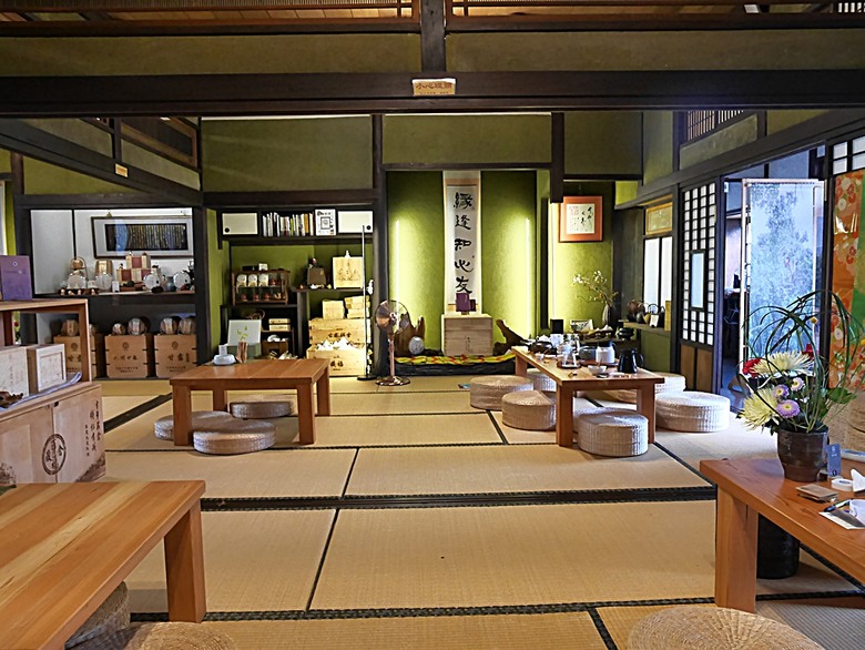 新營鐵道文化園區、弎弌和茗園、阿桐鹽水意麵、鹽水庇護宮、八角樓、銀峰冰果室、修德拜亭廣場、王爺廟巷、永成戲院 — 2024清明連假之新營賞火車、日式老宅內品茗,月津港夜間散策