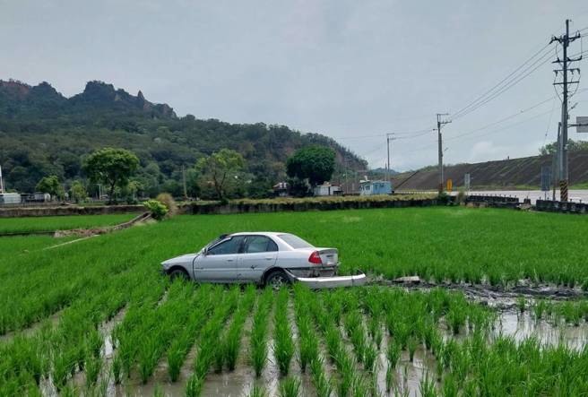 苗栗自小客，飛起再衝下水稻田