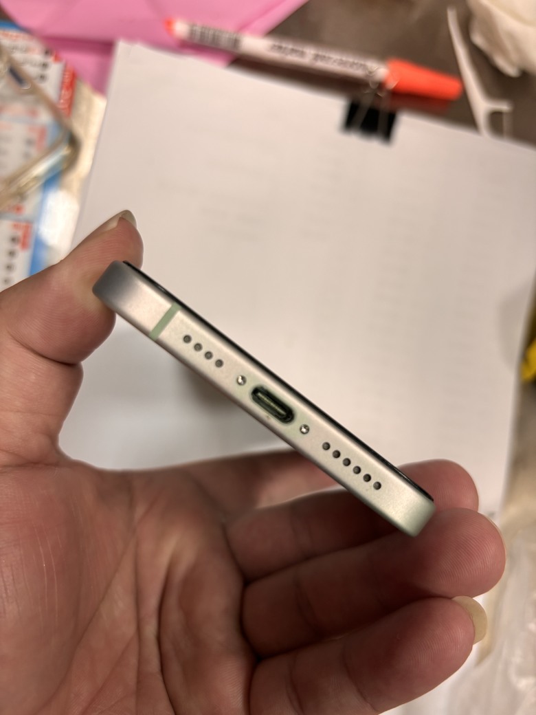 10月買的iPhone 15plus 退色了