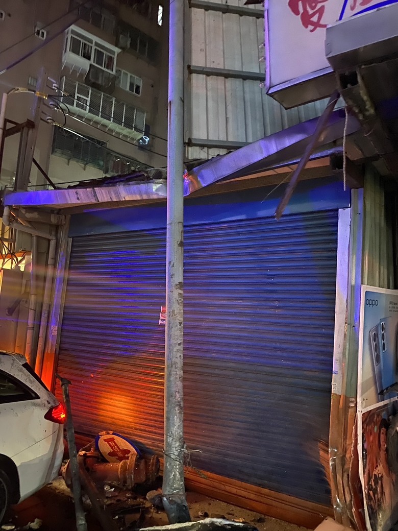 白賓載妹，警察面前撞機車，肇逃再撞消防栓，下車落跑