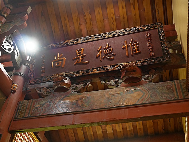 星巴克在新竹州圖書館、護城河旁的竹塹城迎曦門、赤子、關帝廟、火車站,還有新竹街市眾多文化資產 — 夜遊新竹市街老建築