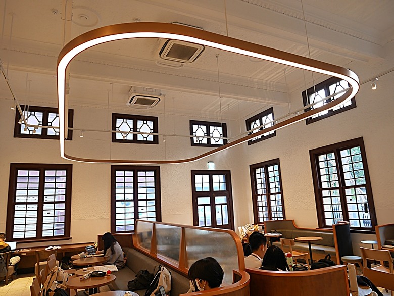 星巴克在新竹州圖書館、護城河旁的竹塹城迎曦門、赤子、關帝廟、火車站,還有新竹街市眾多文化資產 — 夜遊新竹市街老建築