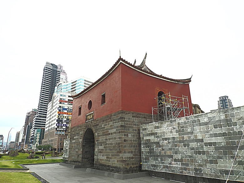 臺北府城北門、臺北郵局、撫臺街洋樓、博愛路街屋、三井舊倉庫、鐵道部廳舍與臺北工場 — 臺北建城140年登北門城樓與集章活動 & 週邊歷史景點巡禮