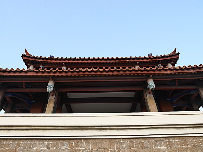星巴克在新竹州圖書館、護城河旁的竹塹城迎曦門、赤子、關帝廟、火車站,還有新竹街市眾多文化資產 — 夜遊新竹市街老建築