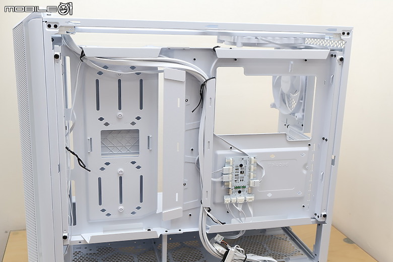 寬敞大空間高質感兼具靜音 be quiet! DARK BASE 701 白色版