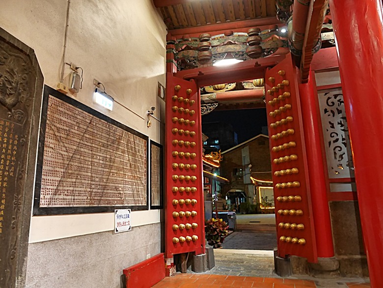 星巴克在新竹州圖書館、護城河旁的竹塹城迎曦門、赤子、關帝廟、火車站，還有新竹街市眾多文化資產 — 夜遊新竹市街老建築