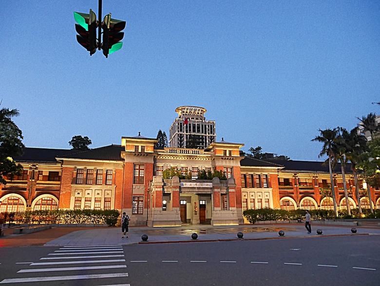 星巴克在新竹州圖書館、護城河旁的竹塹城迎曦門、赤子、關帝廟、火車站,還有新竹街市眾多文化資產 — 夜遊新竹市街老建築