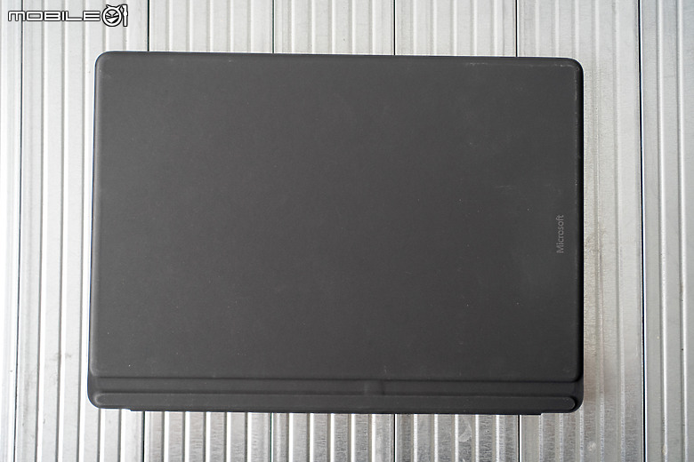 微軟 Surface Pro 10 商務版｜升級視訊品質與續航的 AI 二合一筆電！