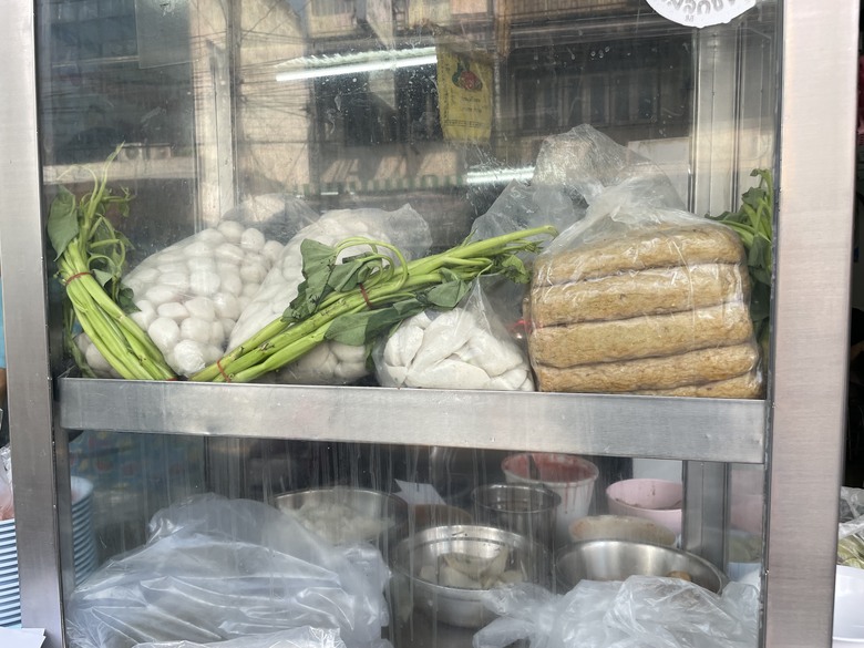點我看大圖 曼谷龍魚丸 Laem Fish Ball | 日賣 700 碗的泰式米粉湯 | 店家湯頭秘方公開
