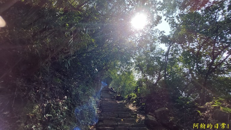 壯觀大岩壁，輕鬆健行獅山古道 獅頭山