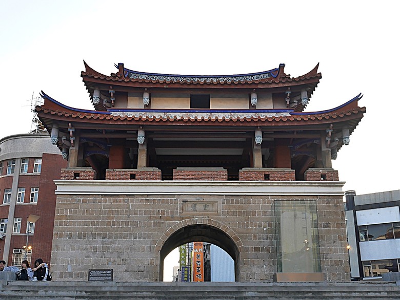 星巴克在新竹州圖書館、護城河旁的竹塹城迎曦門、赤子、關帝廟、火車站,還有新竹街市眾多文化資產 — 夜遊新竹市街老建築