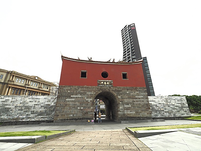 臺北府城北門、臺北郵局、撫臺街洋樓、博愛路街屋、三井舊倉庫、鐵道部廳舍與臺北工場 — 臺北建城140年登北門城樓與集章活動 & 週邊歷史景點巡禮