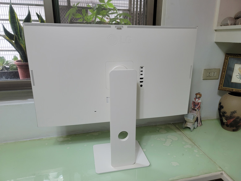 小房間視聽神器 LG 32SR83U智慧螢幕開箱