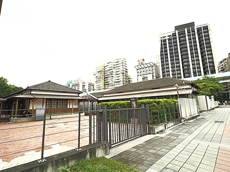 臺北府城北門、臺北郵局、撫臺街洋樓、博愛路街屋、三井舊倉庫、鐵道部廳舍與臺北工場 — 臺北建城140年登北門城樓與集章活動 & 週邊歷史景點巡禮