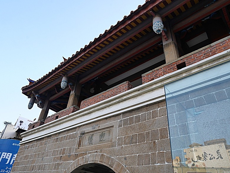 星巴克在新竹州圖書館、護城河旁的竹塹城迎曦門、赤子、關帝廟、火車站,還有新竹街市眾多文化資產 — 夜遊新竹市街老建築