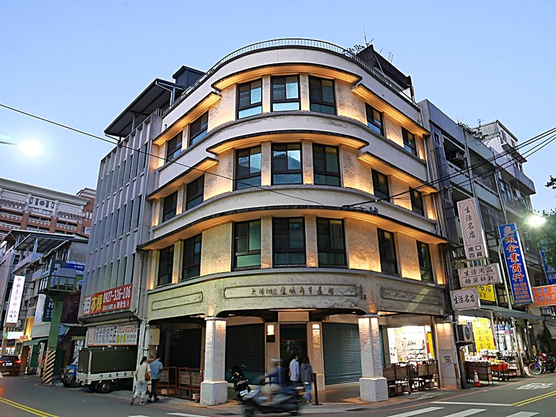星巴克在新竹州圖書館、護城河旁的竹塹城迎曦門、赤子、關帝廟、火車站,還有新竹街市眾多文化資產 — 夜遊新竹市街老建築