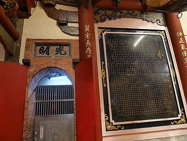 星巴克在新竹州圖書館、護城河旁的竹塹城迎曦門、赤子、關帝廟、火車站，還有新竹街市眾多文化資產 — 夜遊新竹市街老建築