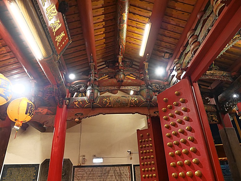 星巴克在新竹州圖書館、護城河旁的竹塹城迎曦門、赤子、關帝廟、火車站，還有新竹街市眾多文化資產 — 夜遊新竹市街老建築