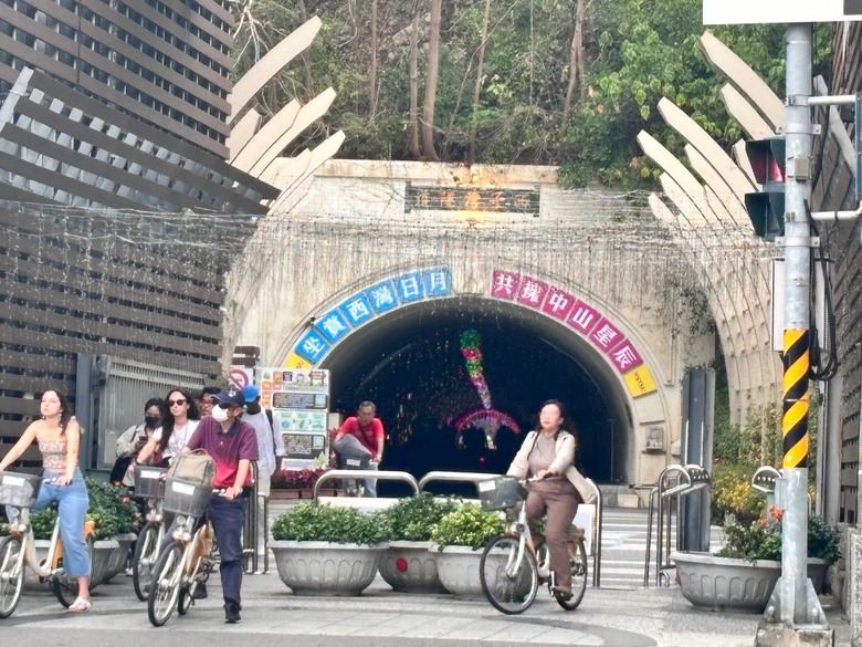 高雄二日遊 美濃漂漂河 旗山老街 鹽埕 西子灣