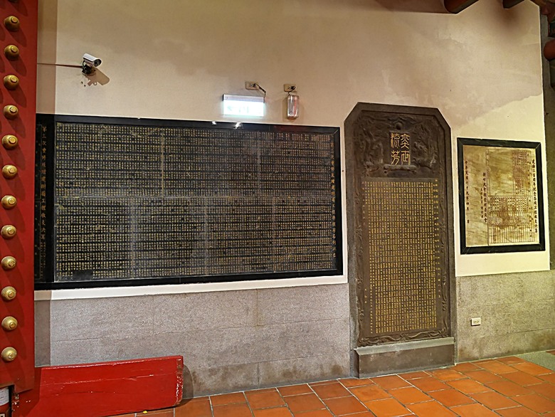 星巴克在新竹州圖書館、護城河旁的竹塹城迎曦門、赤子、關帝廟、火車站，還有新竹街市眾多文化資產 — 夜遊新竹市街老建築