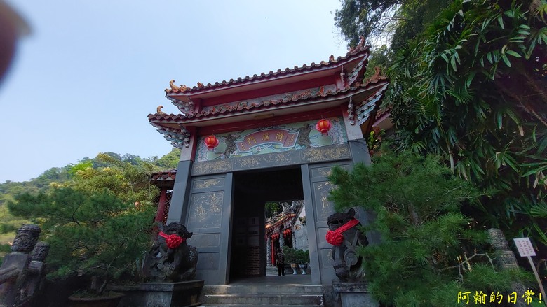 壯觀大岩壁,輕鬆健行獅山古道 獅頭山
