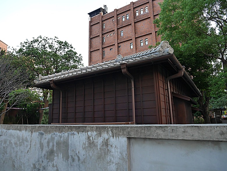 星巴克在新竹州圖書館、護城河旁的竹塹城迎曦門、赤子、關帝廟、火車站,還有新竹街市眾多文化資產 — 夜遊新竹市街老建築