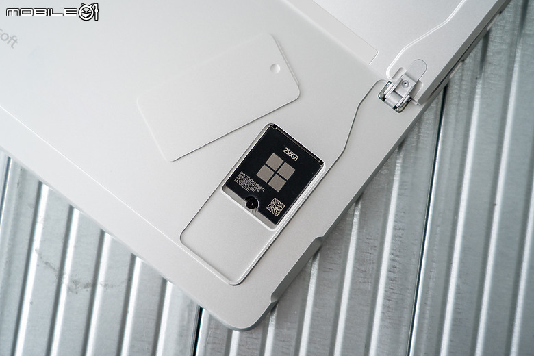 微軟 Surface Pro 10 商務版｜升級視訊品質與續航的 AI 二合一筆電！
