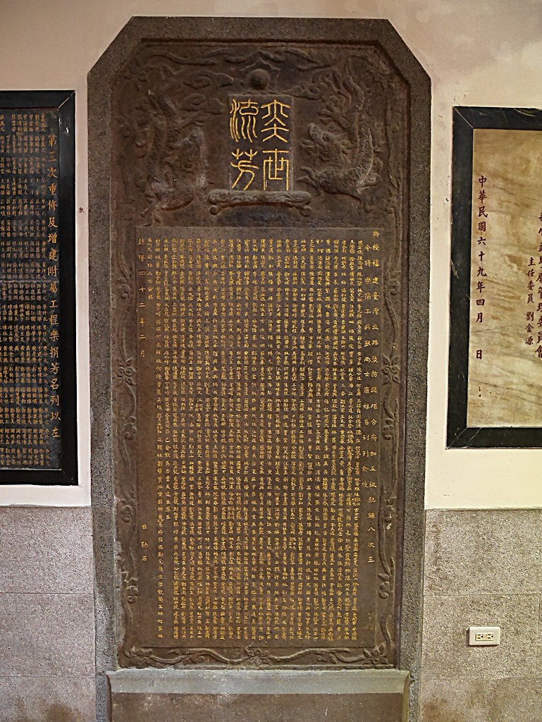 星巴克在新竹州圖書館、護城河旁的竹塹城迎曦門、赤子、關帝廟、火車站，還有新竹街市眾多文化資產 — 夜遊新竹市街老建築