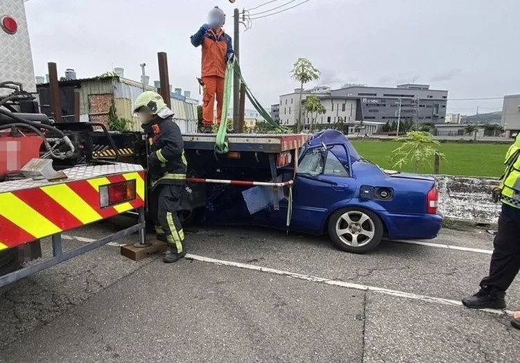 小客車自撞路邊大車，不治身亡
