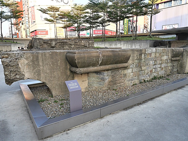 星巴克在新竹州圖書館、護城河旁的竹塹城迎曦門、赤子、關帝廟、火車站,還有新竹街市眾多文化資產 — 夜遊新竹市街老建築
