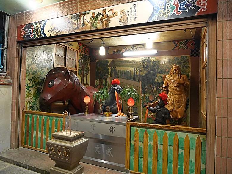 星巴克在新竹州圖書館、護城河旁的竹塹城迎曦門、赤子、關帝廟、火車站,還有新竹街市眾多文化資產 — 夜遊新竹市街老建築