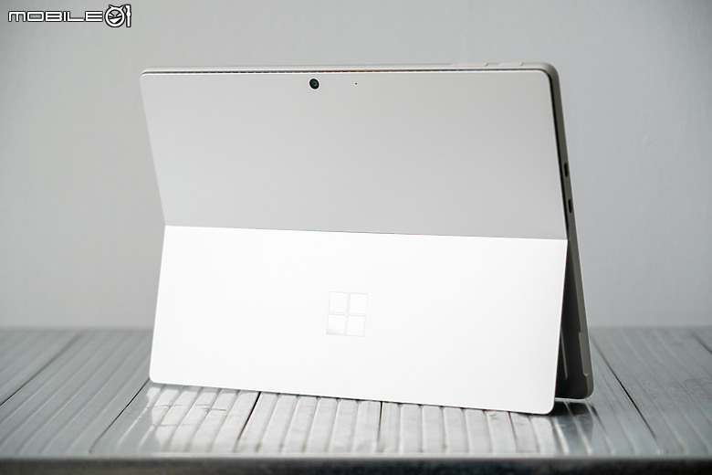 微軟 Surface Pro 10 商務版｜升級視訊品質與續航的 AI 二合一筆電！