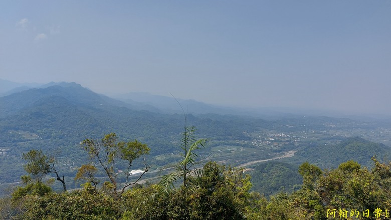 壯觀大岩壁，輕鬆健行獅山古道 獅頭山