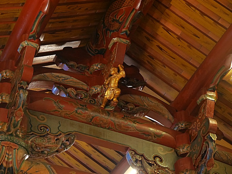 星巴克在新竹州圖書館、護城河旁的竹塹城迎曦門、赤子、關帝廟、火車站，還有新竹街市眾多文化資產 — 夜遊新竹市街老建築