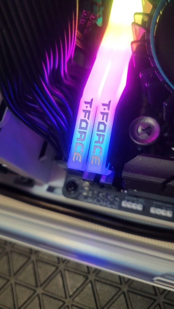 記憶體界的隱型戰鬥機 開箱十銓TeamGroup DELTA 炫光 RGB DDR5