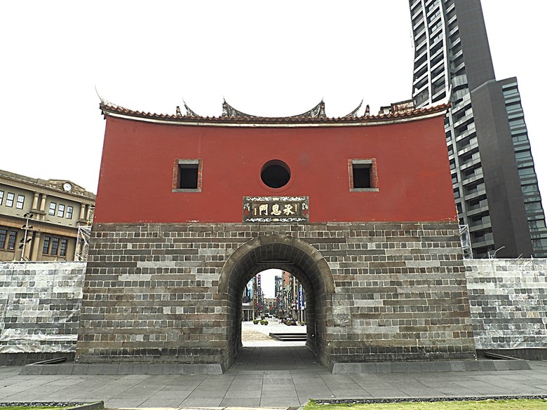臺北府城北門、臺北郵局、撫臺街洋樓、博愛路街屋、三井舊倉庫、鐵道部廳舍與臺北工場 — 臺北建城140年登北門城樓與集章活動 & 週邊歷史景點巡禮
