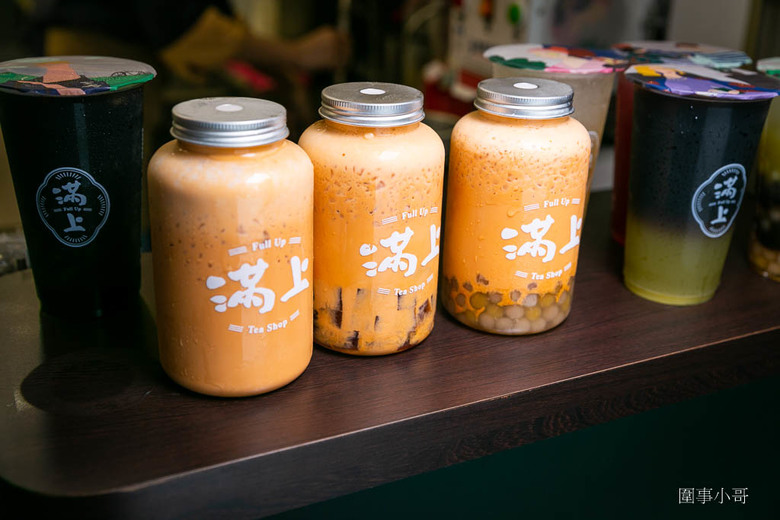 桃園龜山手搖飲-滿上仙草愛玉推出夏日限定版的泰式奶茶啦!香甜絲滑不來一杯嗎?或是試試招牌的百年仙草茶跟阿里山手作愛玉系列也不錯呢。(邀約