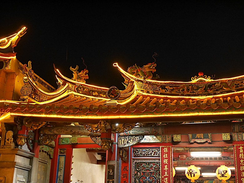 星巴克在新竹州圖書館、護城河旁的竹塹城迎曦門、赤子、關帝廟、火車站，還有新竹街市眾多文化資產 — 夜遊新竹市街老建築