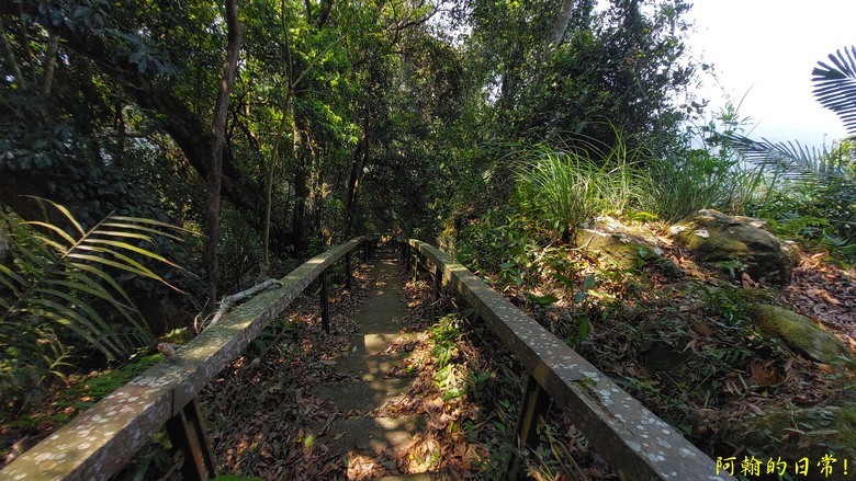 壯觀大岩壁，輕鬆健行獅山古道 獅頭山